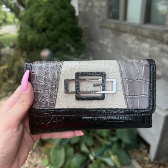 Guess Women's Wallet - Picture 1 of 2